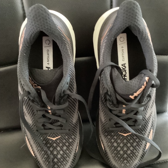 Hoka ONE ONE Clifton 9 running shoe in ROSE GOLD; brand new - Picture 5 of 6
